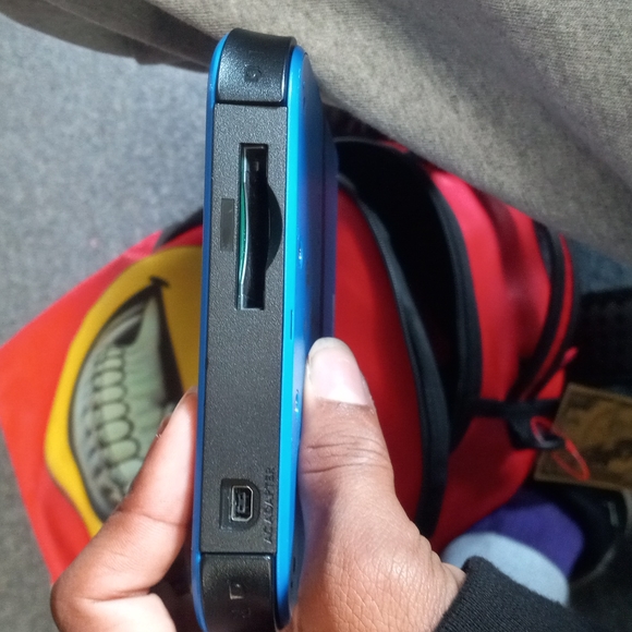 Nintendo 2DS (touchscreen not responding) ( for parts, unless you can fix it)